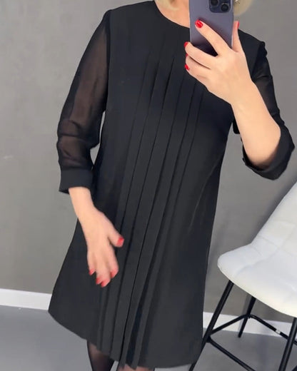 Elżbieta | Elegancka czarna sukienka z plisowanym przodem